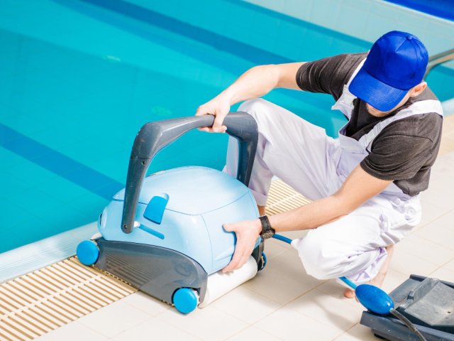 Guía práctica para el mantenimiento de tu limpiafondos de piscina