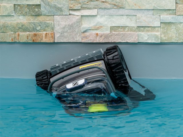 ¿Por qué mi limpiafondos no sube por las paredes de la piscina?