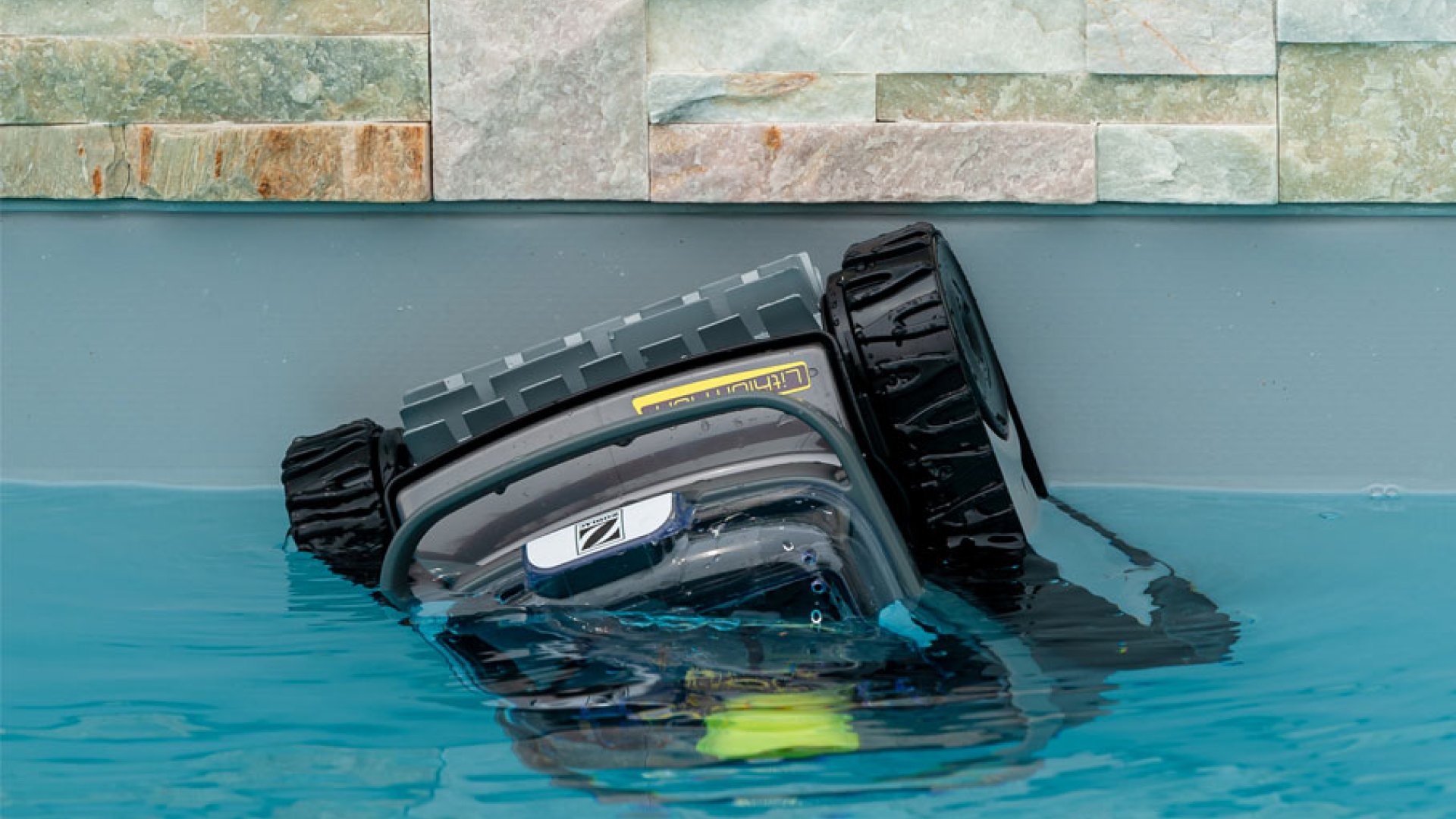 ¿Por qué mi limpiafondos no sube por las paredes de la piscina?