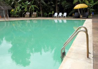 agua de la piscina de color verde